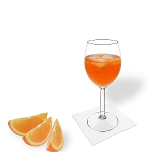 Aperol Spritz im Weinglas, die übliche Art diesen leckeren Champagner Cocktail zu servieren.