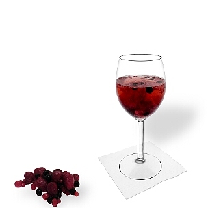 Beeren-Bowle im Weinglas, die übliche Art diesen leckeren Party-Drink zu servieren.