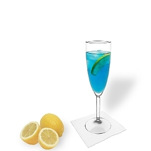 Blue Champagne im Champagnerglas mit einer Zitronenscheibe, die übliche Art diesen leckeren Cocktail zu servieren.