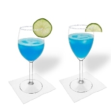 Blue Margarita im Weiss- und Rotweinglas