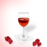 Erdbeerbowle im Weinglas.