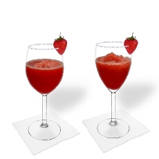 Frozen Strawberry Margarita im Weiss- und Rotweinglas