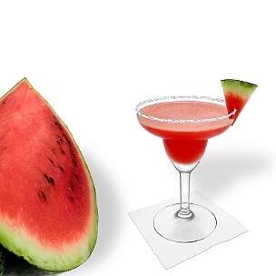 Frozen Watermelon Margarita im Margarita-Glas dekoriert mit einem Wassermelonen Dreieck und Zucker- oder Salzrand. Die beste Art diesen leckeren und gut aussehenden Tequila-Cocktail zu servieren.