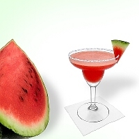 Frozen Watermelon Margarita im Margaritaglas mit Wassermelonen Dekoration und Zucker- oder Salzrand.