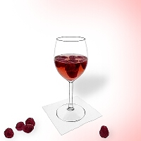 Himbeerbowle im Rotwein Glas.
