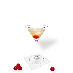 Manhattan im Martini-Glas mit einer Cocktail Kirsche, die übliche Art diesen würzigen Cocktail zu servieren.