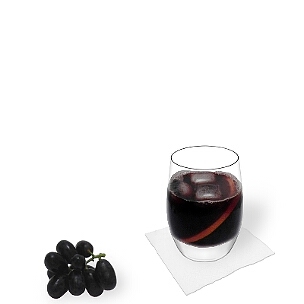 Tumbler oder Weingläser sind am besten für Rotwein-Cola geeignet.