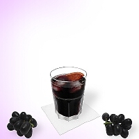 Rotwein Cola im Tumbler Glas.