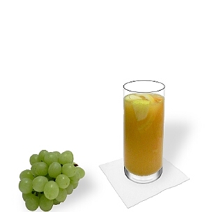 Sangria Blanca im Longdrinkglas, die übliche Art dieses fruchtige Weingetränk aus Spanien zu servieren.